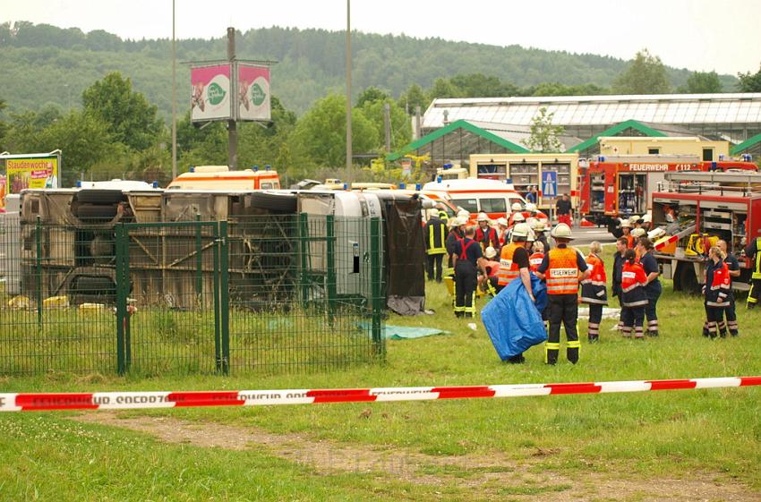 Schwerer Unfall mit Reisebus Lohmar Donrather Dreieck P234.JPG